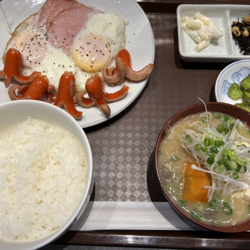 ハムエッグ定食：タコさんウインナー(酒と飯　たまる食堂)