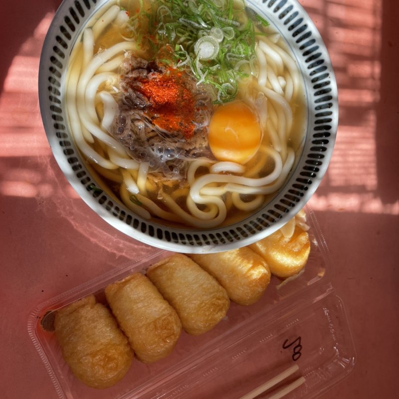 肉玉うどんと稲荷(びっくりうどん )