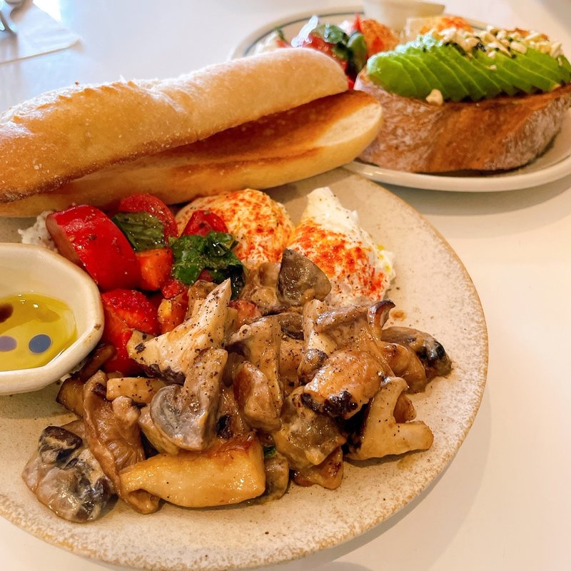 トーストと卵のブルスケッタ　きのこソテー焼きトマトトッピング(tractor morning)