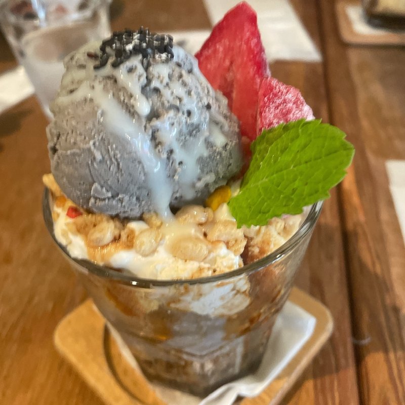 黒ごまパフェ(ペブル )