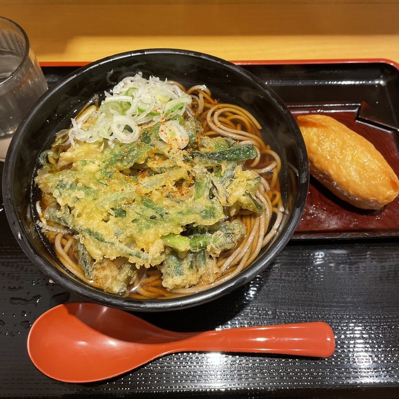 ニラ天そば＋いなり寿司(よもだそば　新宿西口店)