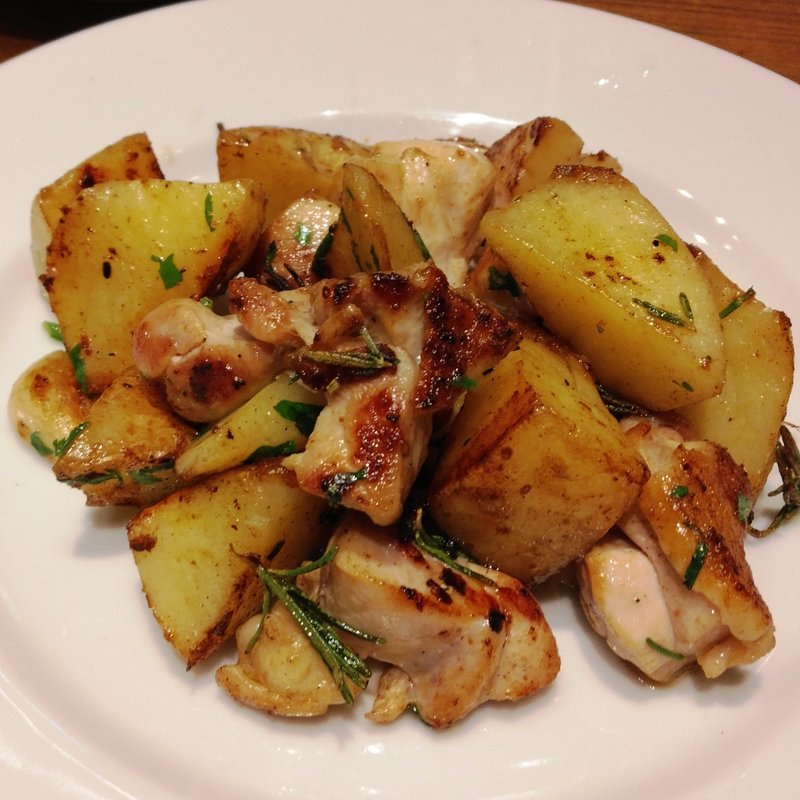 薩摩錦鶏とジャガイモのガーリックソテー(トスカーナ鶴見シァル店 )