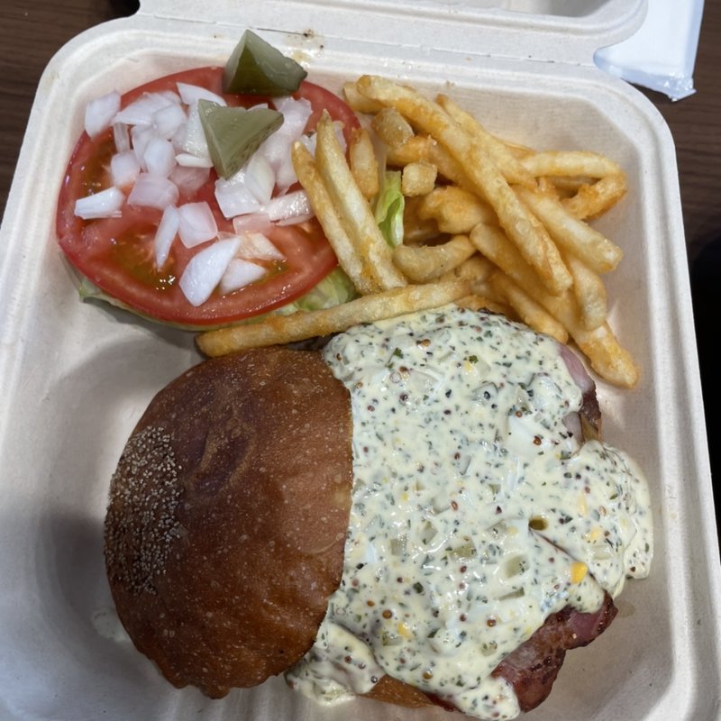 タルタルベーコンチーズバーガー(ポテト付き)(BROOKSTND GRILL)