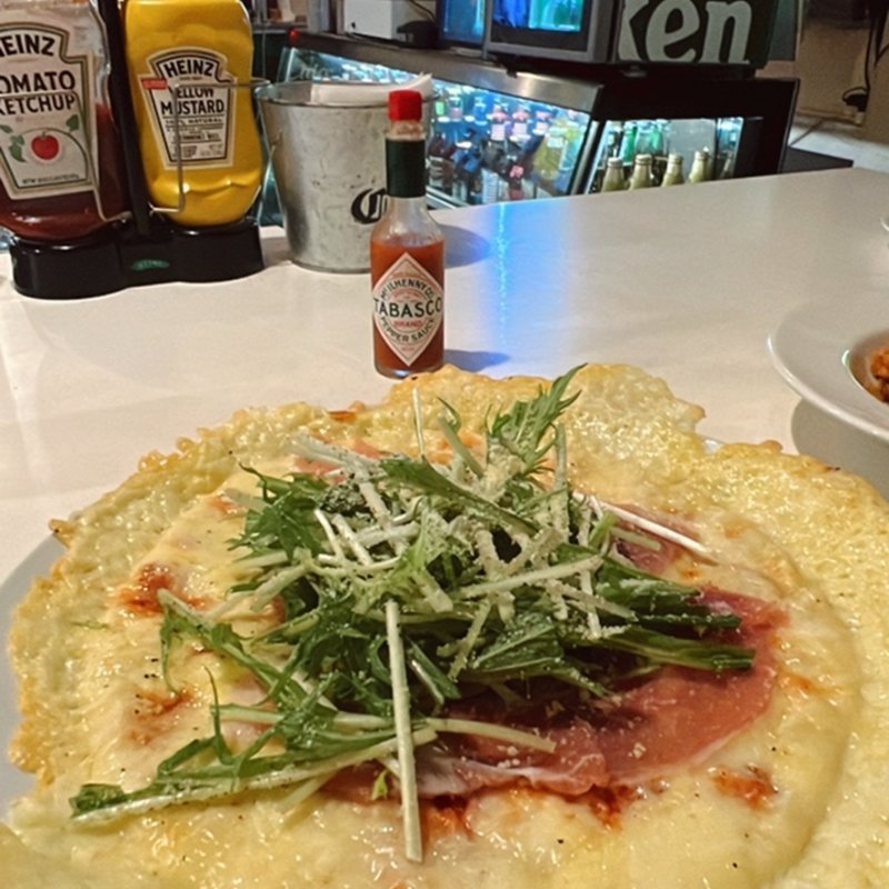 生ハム＆水菜 羽付きピザ(Beer bar　girlie shot （ビールバー ガーリーショット）)