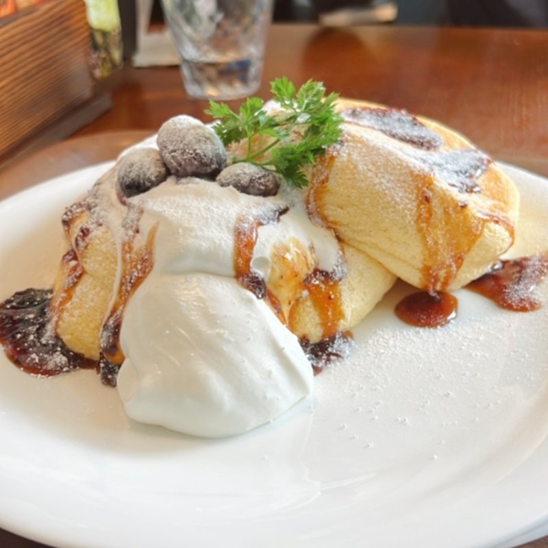フローズングレープとチーズホイップのラムレーズン仕立て天使のふわふわパンケーキ(エヌズ カフェ （N's Cafe）)