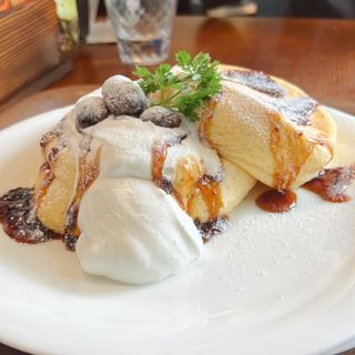 フローズングレープとチーズホイップのラムレーズン仕立て天使のふわふわパンケーキ(エヌズ カフェ （N's Cafe）)