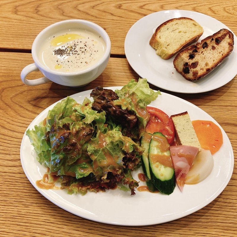 前菜サラダ、スープ、自家製パン(シレーナ （Sirena）)