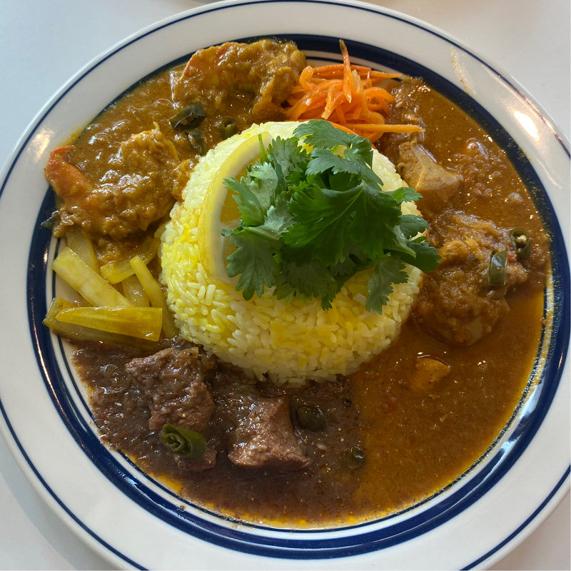 トリプル（キーマ、ポークビンダル、ココナッツシュリンプ）(サムカリー)