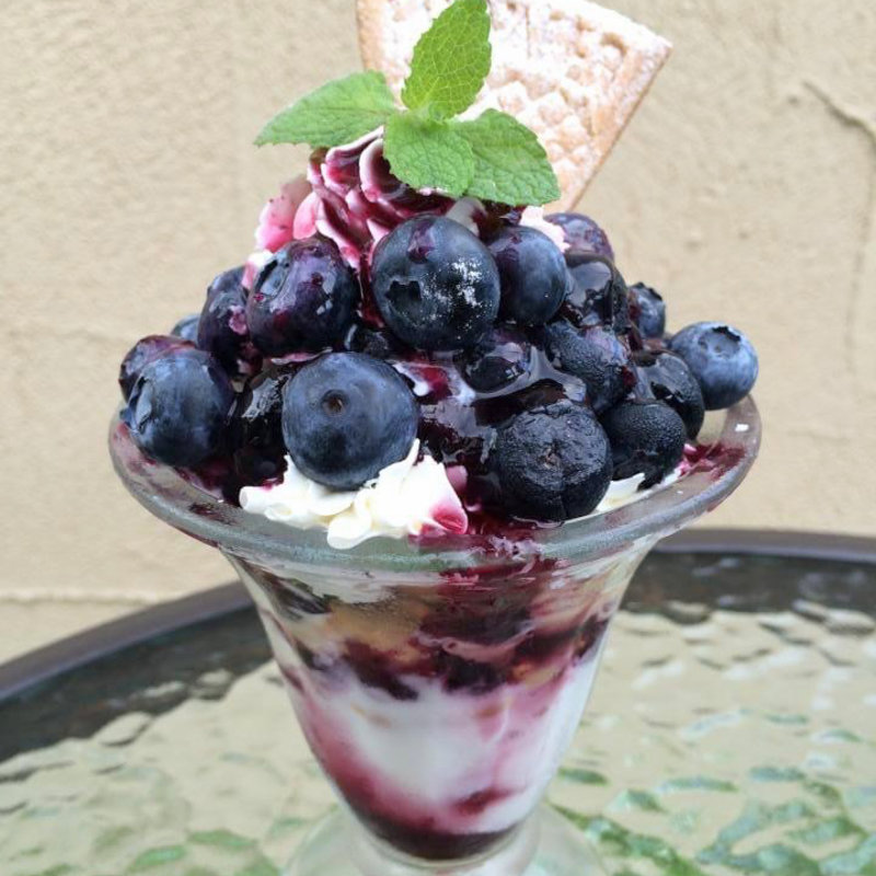 無農薬の大粒ブルーベリーパフェ(カフェドラパン)