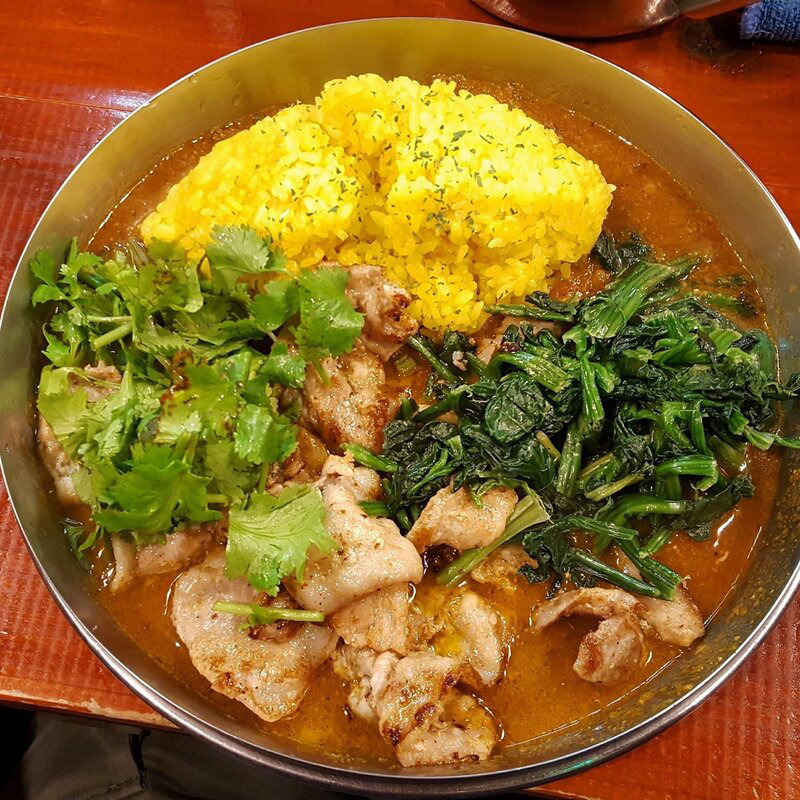 豚バラ＋焼きカリー＋ほうれん草＋パクチー(ダルシムカリー)