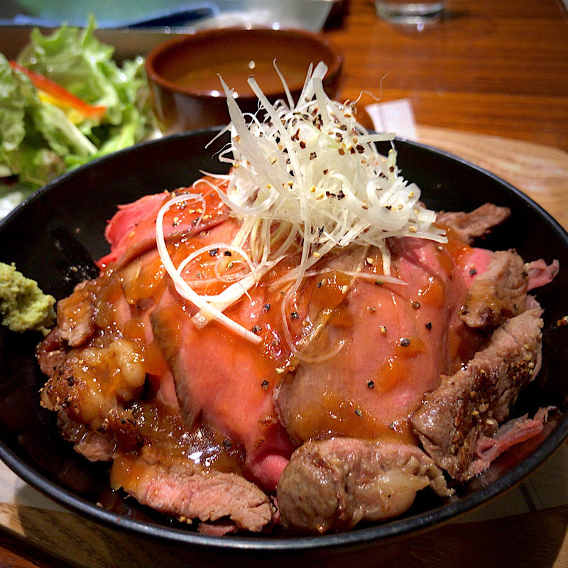 ローストビーフとステーキのハーフ＆ハーフ丼(並)(ニューヨークキッチン エスパル仙台 （NEW YORK KITCHEN）)