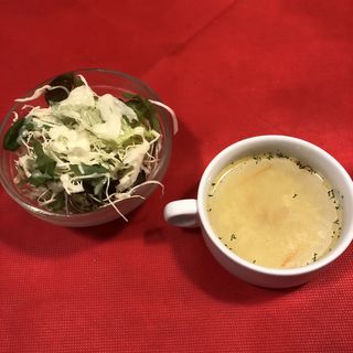 ランチについてくるサラダとスープ(マキアヴェリの食卓 （マキアベリノショクタク）)