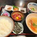 蕎麦屋の牛すじコムタンスープと海鮮ユッケ朝定食(長生庵 （ちょうせいあん）)