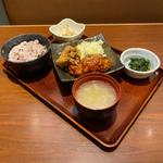 からあげとヤンニョムチキンの合い盛り定食