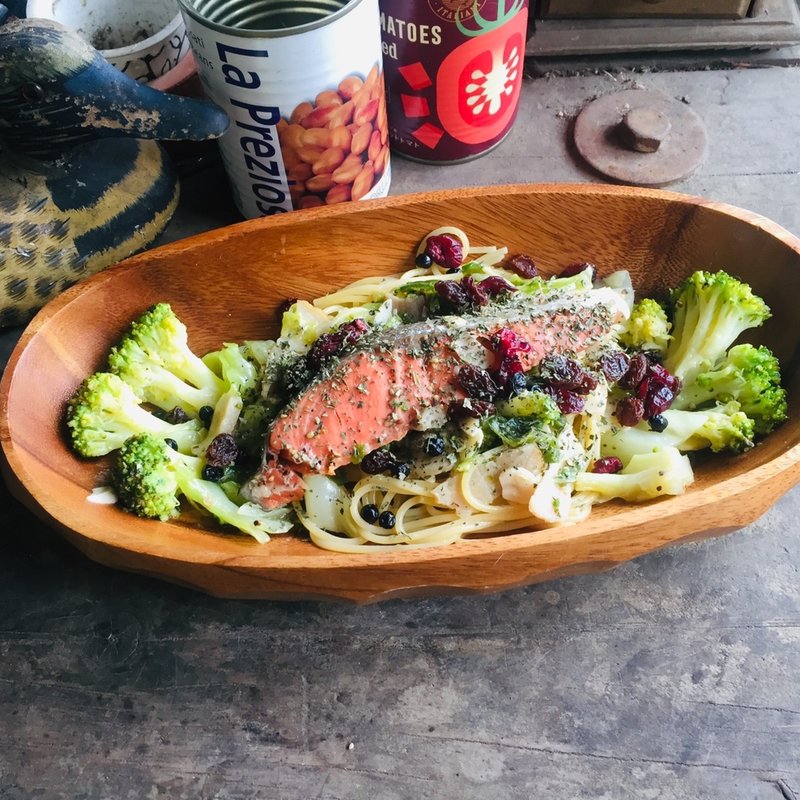 ノルウェーサモンとブロッコーのパスタ(BOXX Coffee & X-presso)