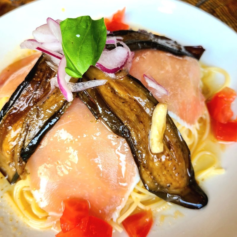 生ハムと茄子のアンチョビー風味マリネ入り冷製スパゲティ(ラ・タベルナ )