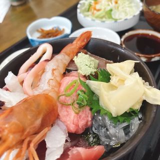 海鮮丼（ランチメニュー）(和食 すずき )