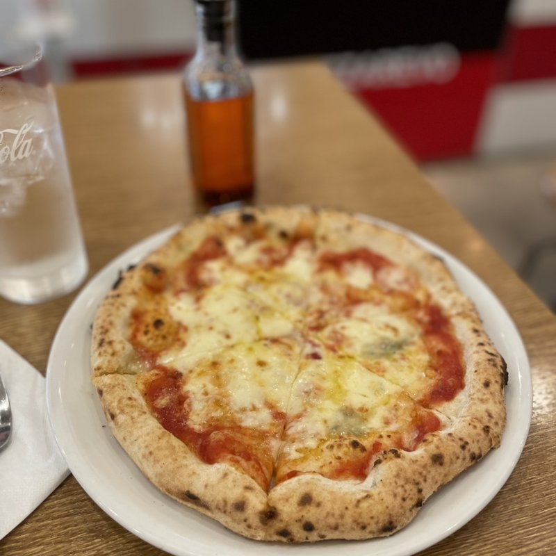 4種のチーズとトマトソース(PIZZA REVO)