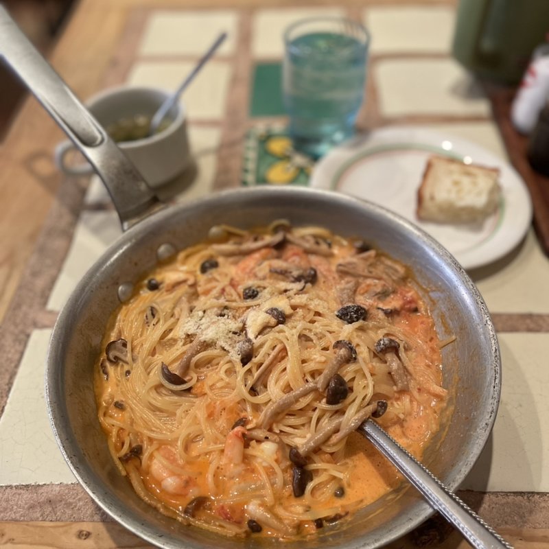 トマトクリームソースパスタ(ポモドーロ )