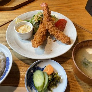 大海老フライとチキン南蛮定食(キッチン 米一 千早本店（こめいち）)