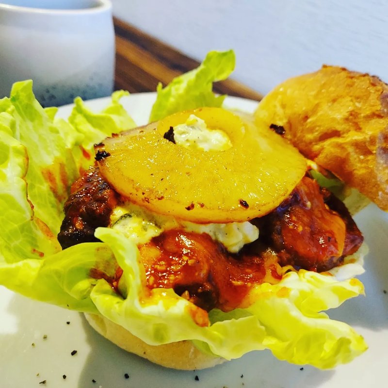 ヤンニョムチキンバーガー＋チーズ(アオラニカフェ)