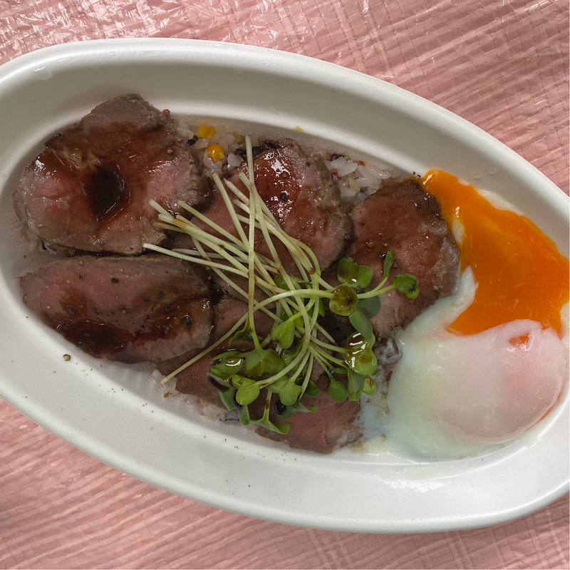 自家製ローストビーフ丼温泉卵添え(SU！SU！ ITALIAN DINING （スッス・イタリアンダイニング）)