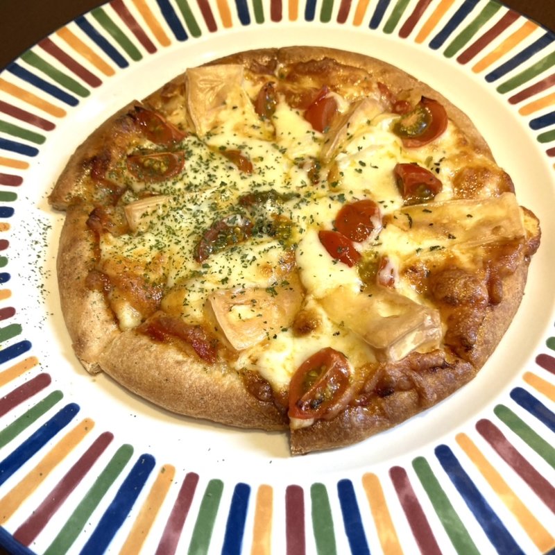 カマンベールチーズとトマトのピザ(フライパン)