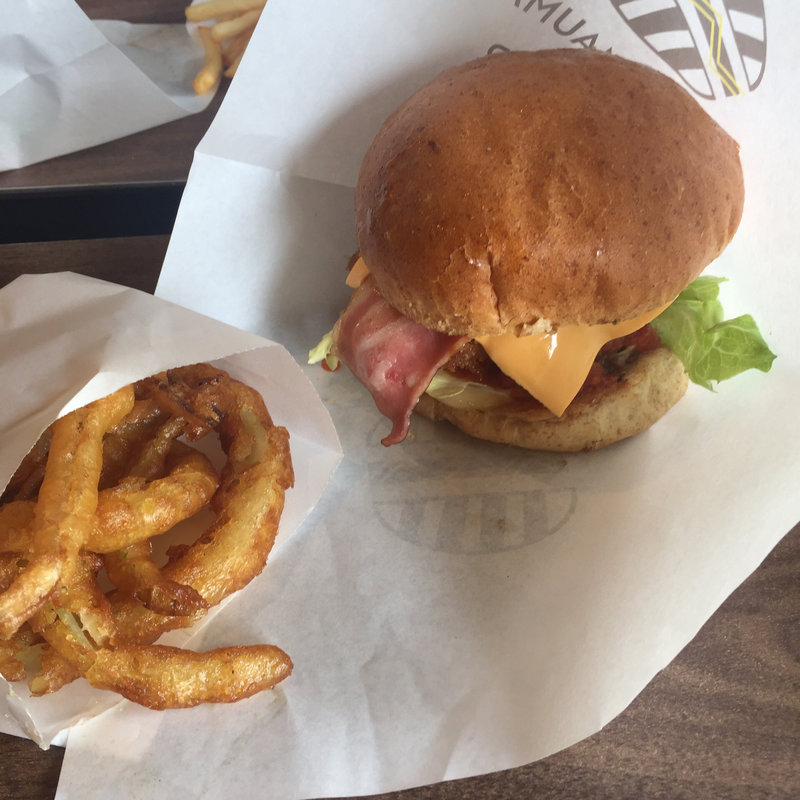 ベーコンチーズバーガーオニポテSET(シマウマバーガー 箕面店)