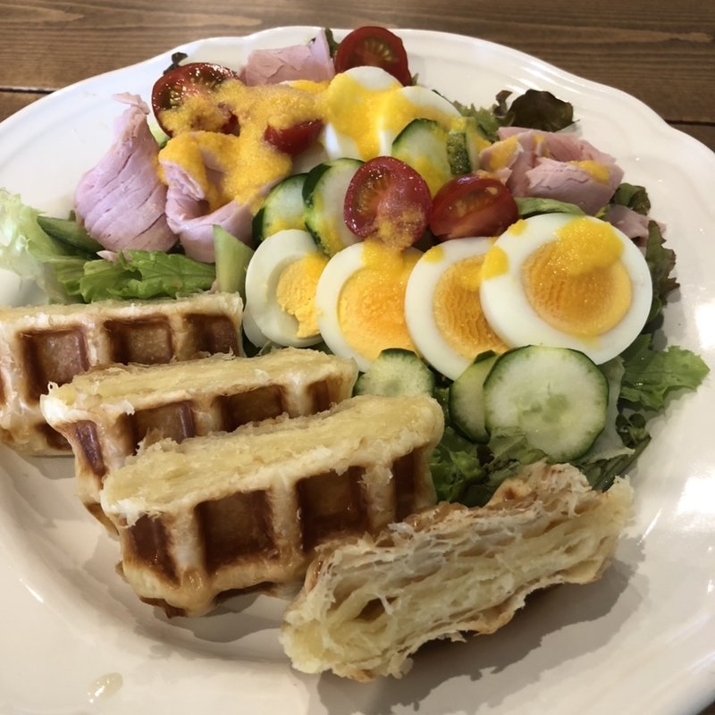 クロッフルサラダ(こはるびカフェ)