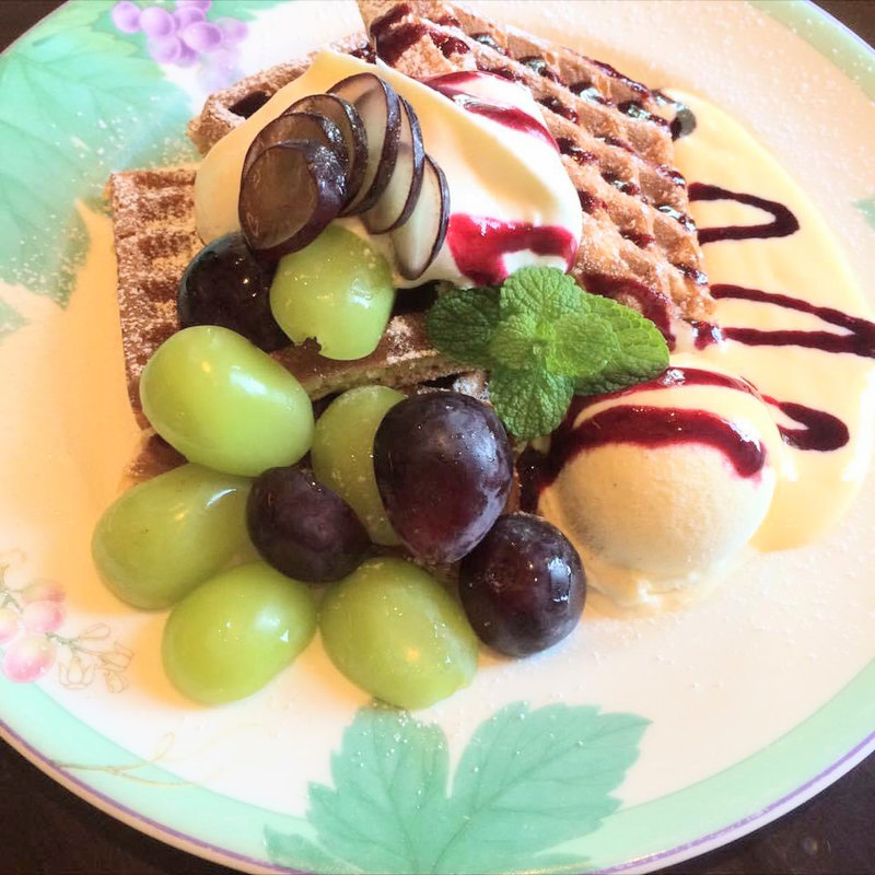 ナガノパープルとシャインマスカットのワッフル(Cafe Kaila 表参道店 （カフェ・カイラ）)