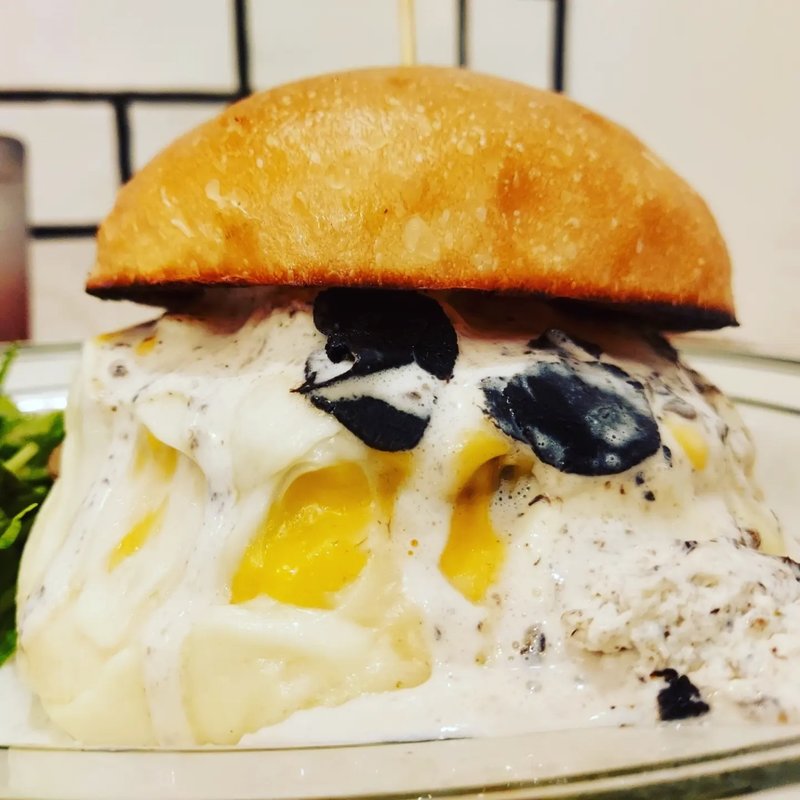 トリュフムーススーパーチーズバーガー(milia burger)
