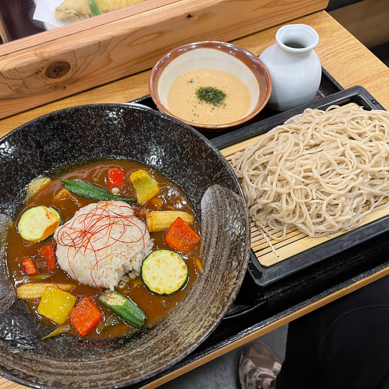 夏野菜の五穀米カレー＋つけとろ蕎麦(萬寿庵)