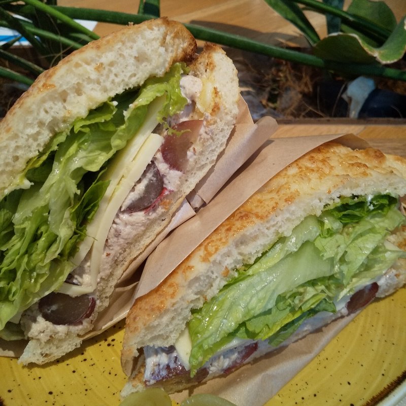 特製チキンサラダサンド(ヤホコーヒー ロースターアンドワインバー)