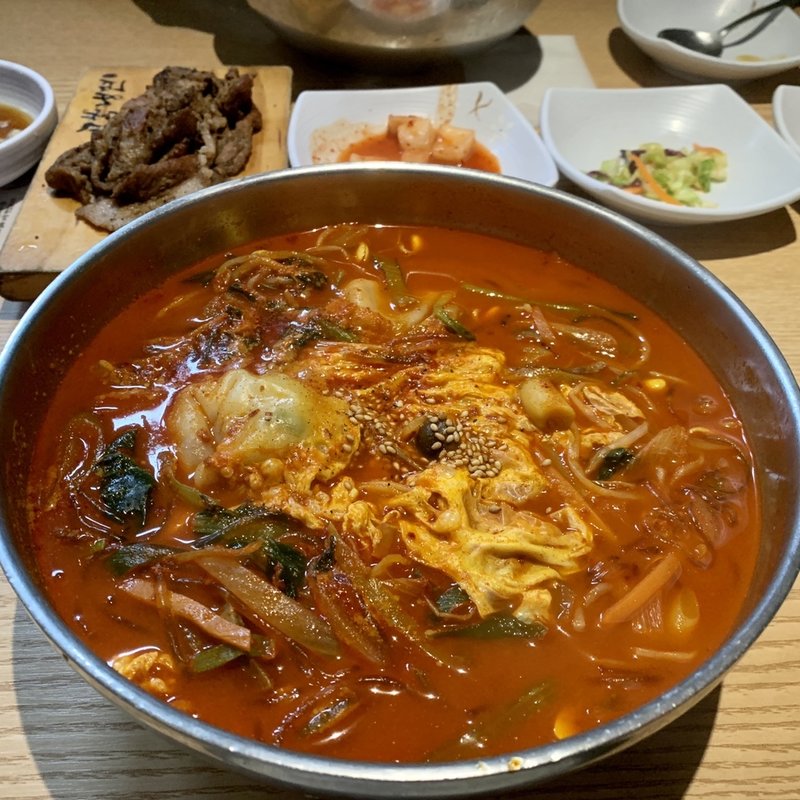 辛口餅餃子スープ(コサム冷麺専門店)