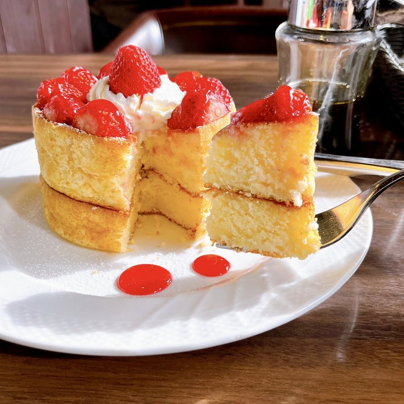 苺たっぷりスフレパンケーキダブル(星乃珈琲店 おゆみ野店)