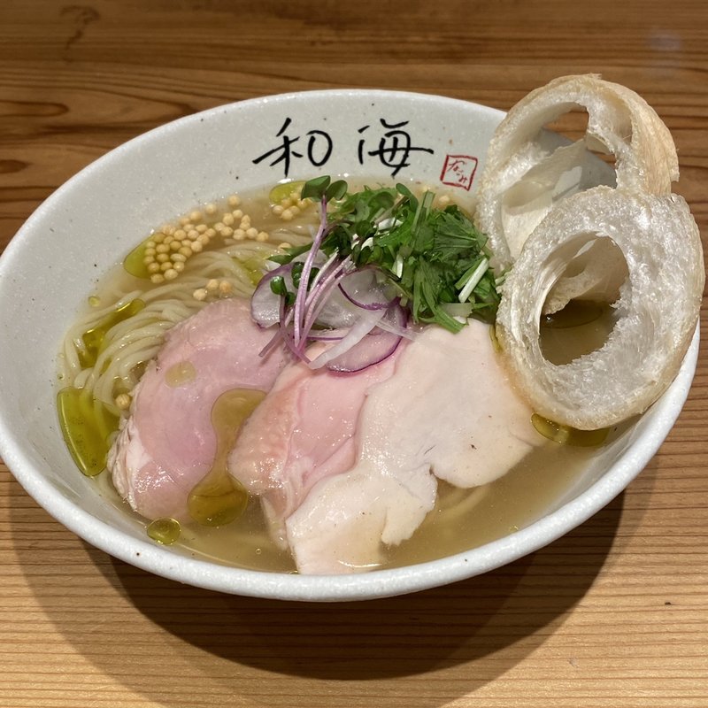 冷たい玄米茶と煮干しと羅臼のらーめん(らーめん専門 和海 なんばラーメン一座店)