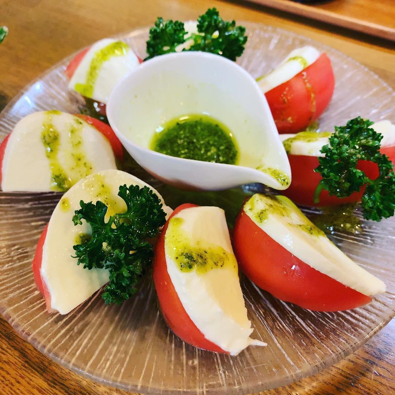 八丈牛乳のモッツァレラとトマト(八丈島郷土料理　梁山泊 （リョウザンパク）)