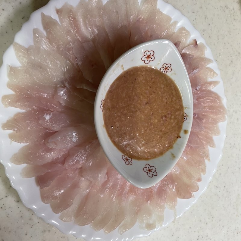 カワハギの刺身、肝醤油を添えて(ひみつ)