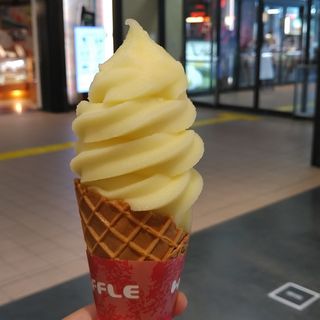 すごくりんごなソフトクリーム(太宰らうめんと津軽のめしや・めぇ)