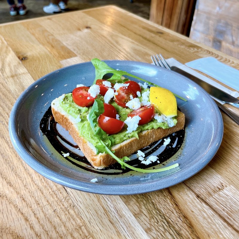 スマッシュド アボカド on toast(グラフトンエスプレッソアンドイータリー)