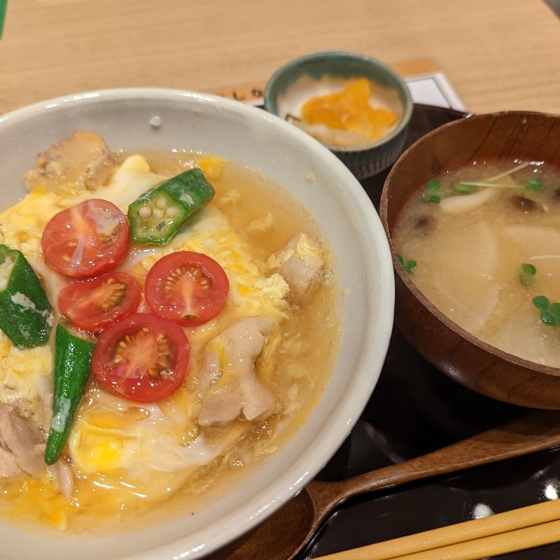 夏野菜親子丼(お味噌汁付き)(うちのたまご 阪急三番街店)
