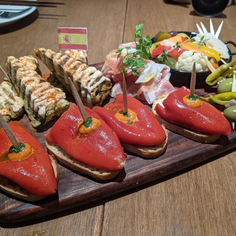 いろいろピンチョスの盛り合わせ(スペイン料理 Llevant （ジェバン）)