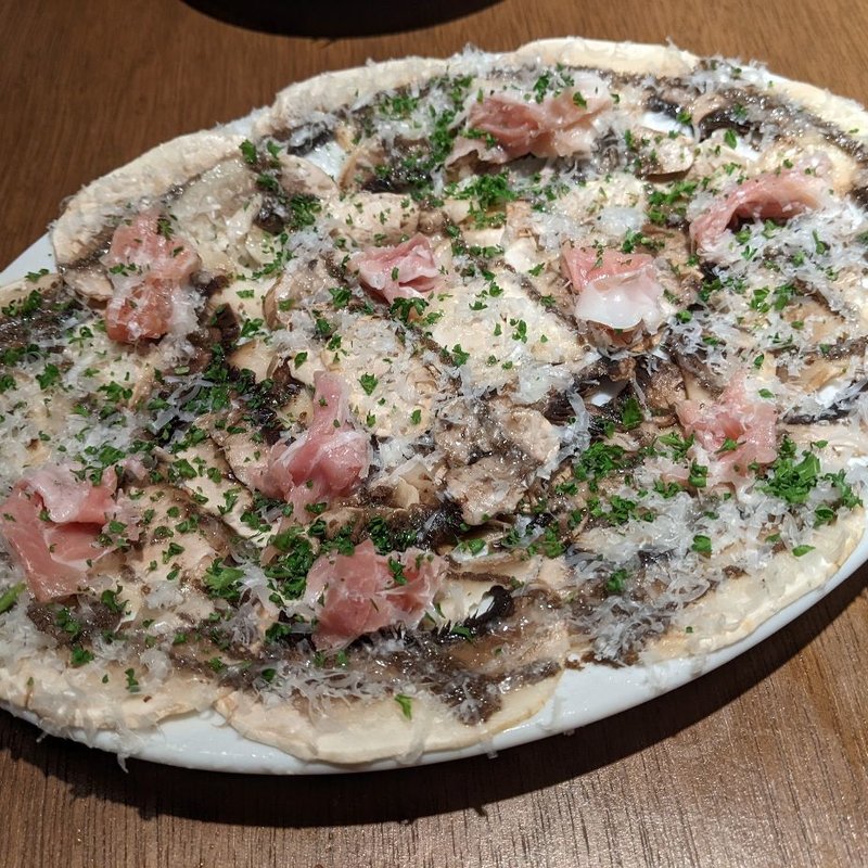 トリュフ香る生マッシュルームとチーズのサラダ(スペイン料理 Llevant （ジェバン）)