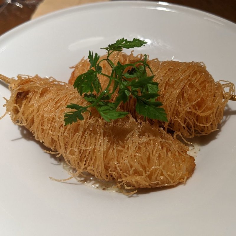 鮮魚のパリパリ包み揚げマッシュルームソース(スペイン料理 Llevant （ジェバン）)