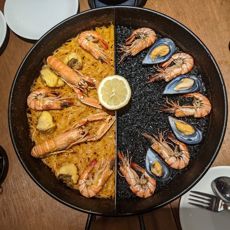 ダブルパエリア(スペイン料理 Llevant （ジェバン）)