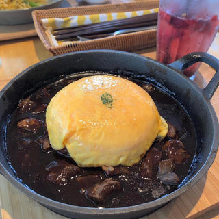 ビーフシチューオムライス(レシピヲ)