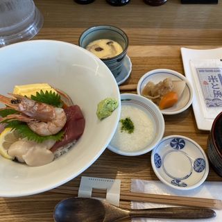 長浜漁港の海鮮丼(米と魚)