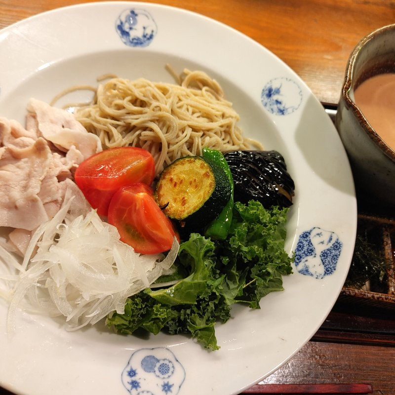 豚肉とケールの胡麻つけ汁蕎麦(蕎麦前ながえ、)
