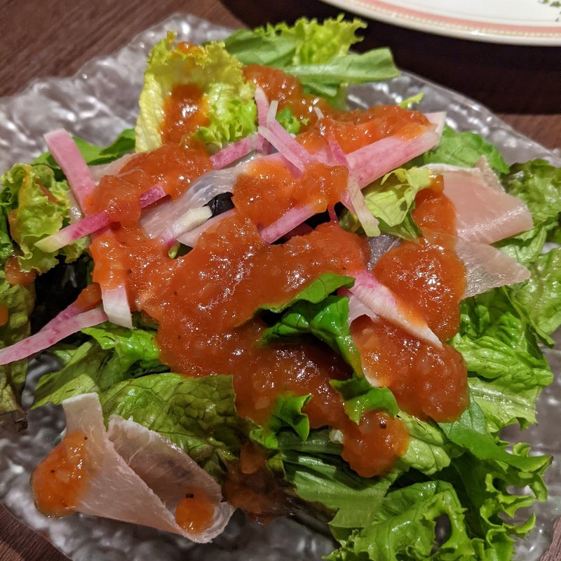 新玉ねぎと生ハムのミモザサラダ 梅トマトドレッシング(The CHOYA 銀座 BAR)
