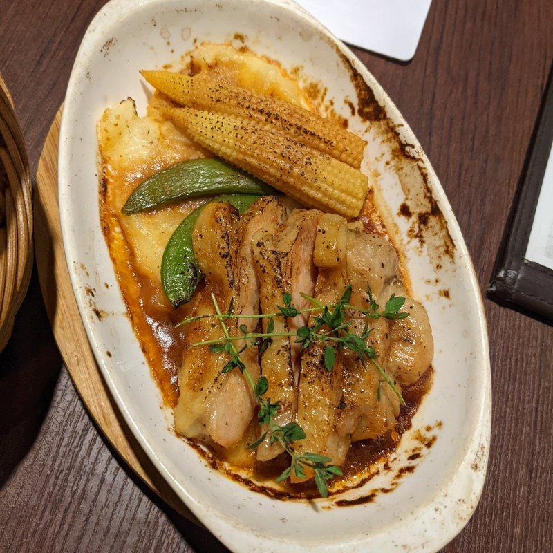 梅香る鶏モモ肉とホワイトアスパラのハーブ香るチーズソース焼き(The CHOYA 銀座 BAR)